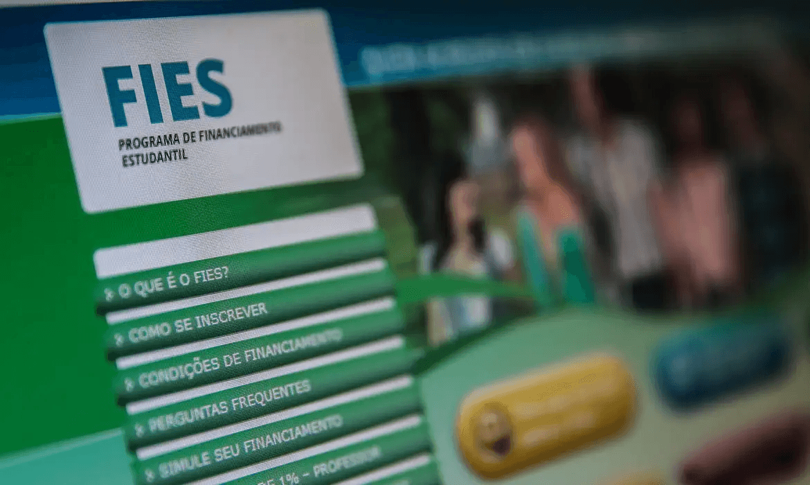 Fies 2026: prazo para aluno complementar inscrição termina terça-feira (24)