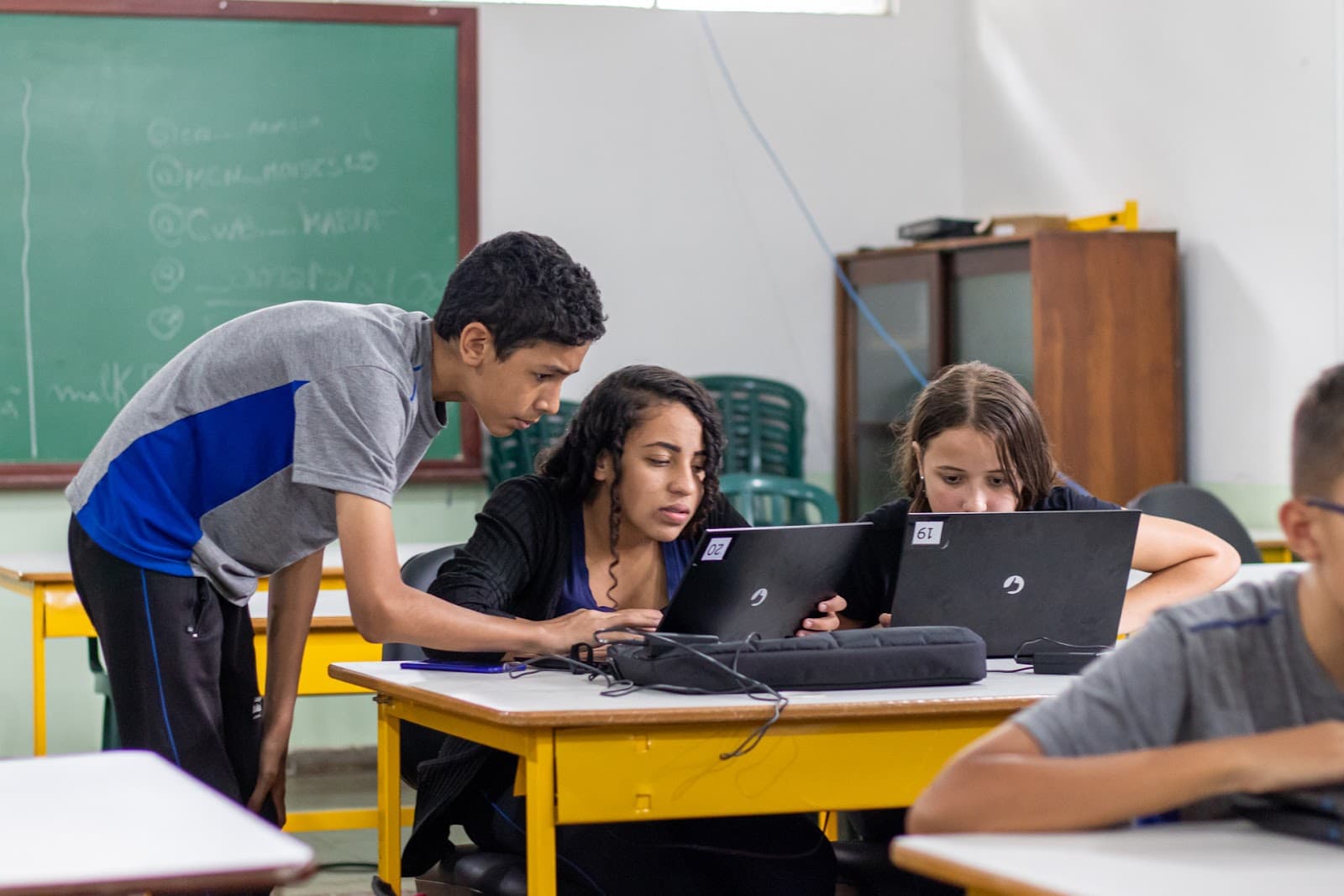 Escolas estaduais do Paraná promovem cadastro de alunos para mercado de trabalho