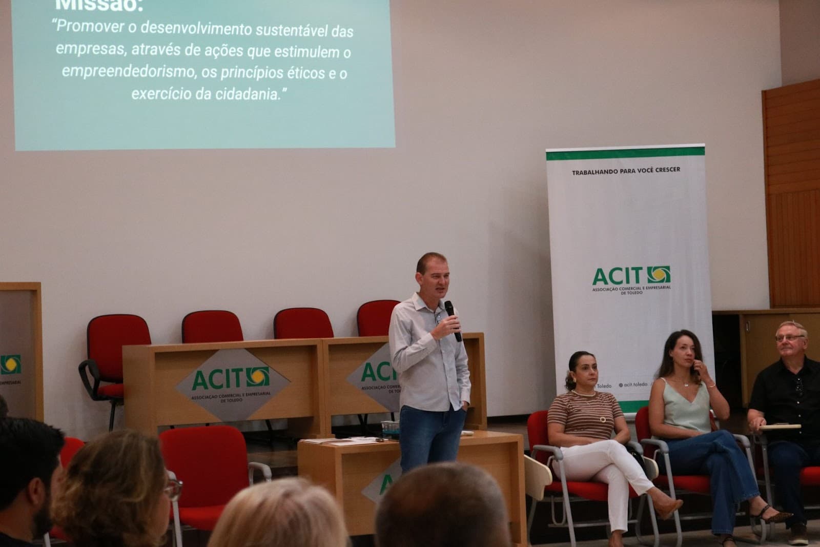 Ademir Kopeginski conduz primeira reunião da Gestão 2026 da ACIT