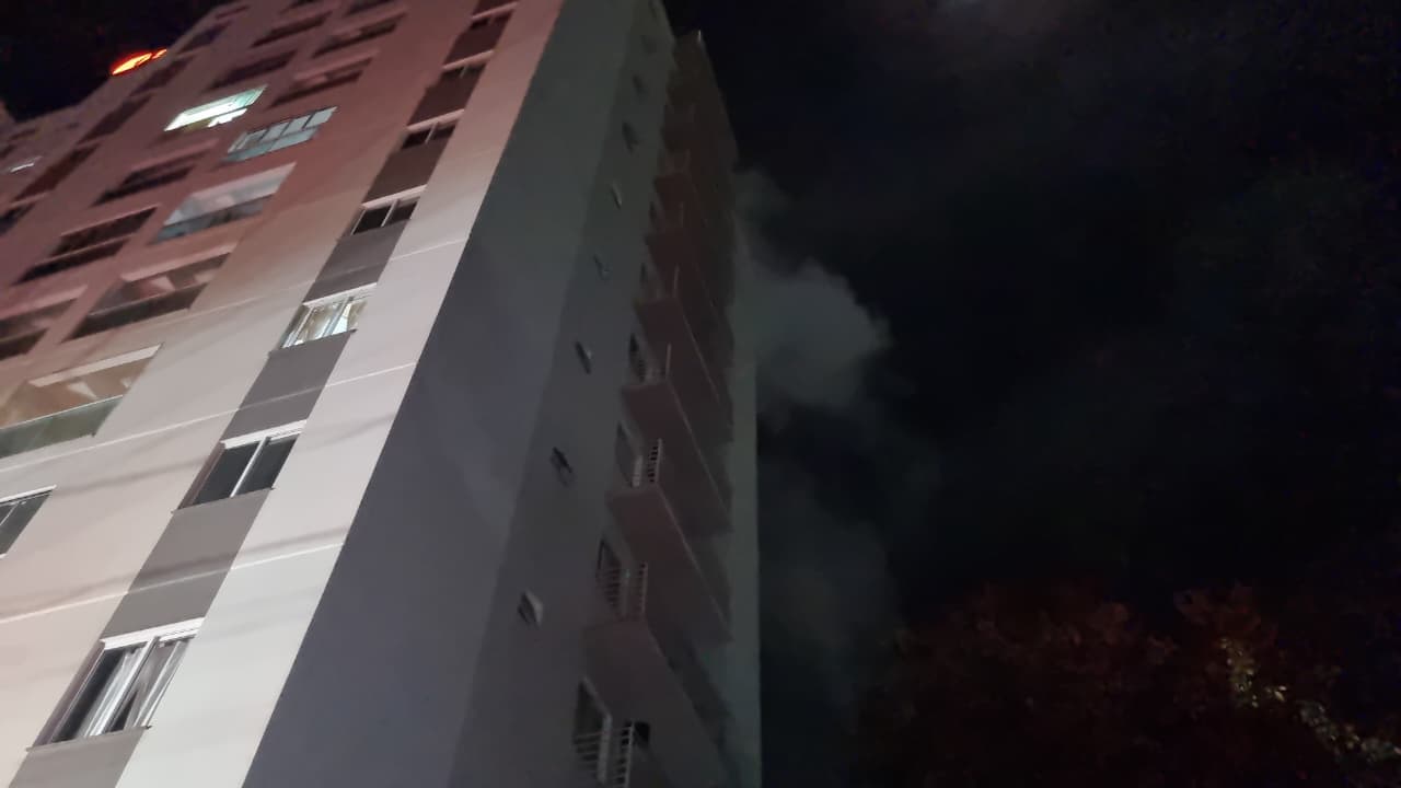 Incêndio em apartamento exige evacuação rápida de prédio em Cascavel