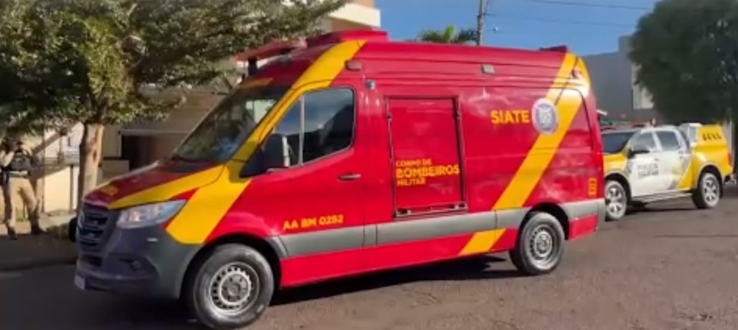 Babá age de acordo com protocolo e salva bebê que caiu em piscina