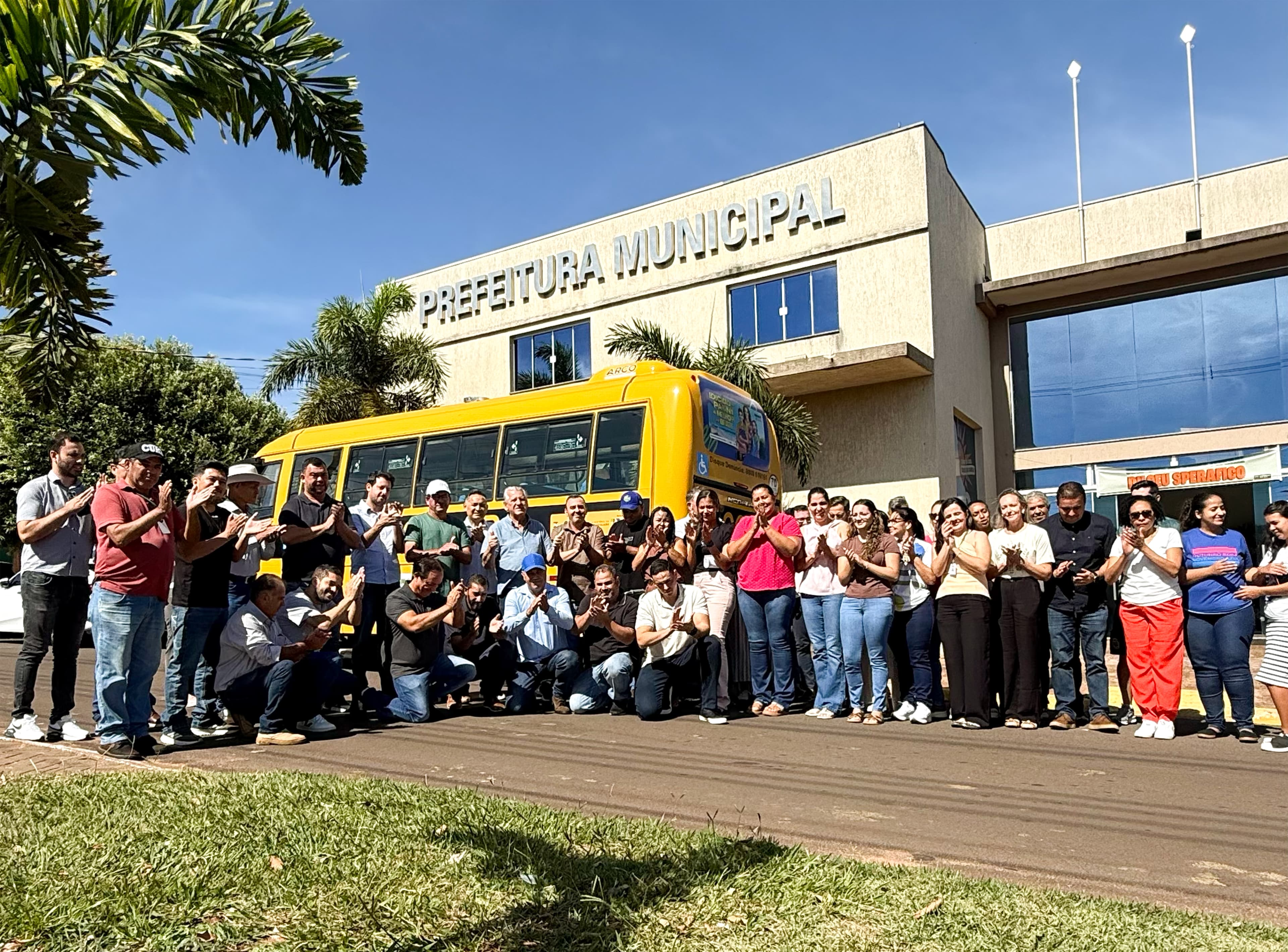 Deputado Sperafico entrega ônibus escolares em municípios da região
