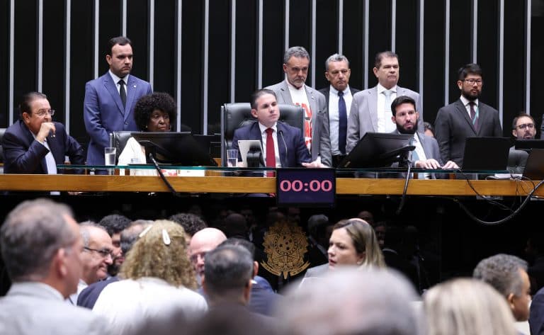 Câmara aprova, em dois turnos, PEC pelo fim da escala 6x1
