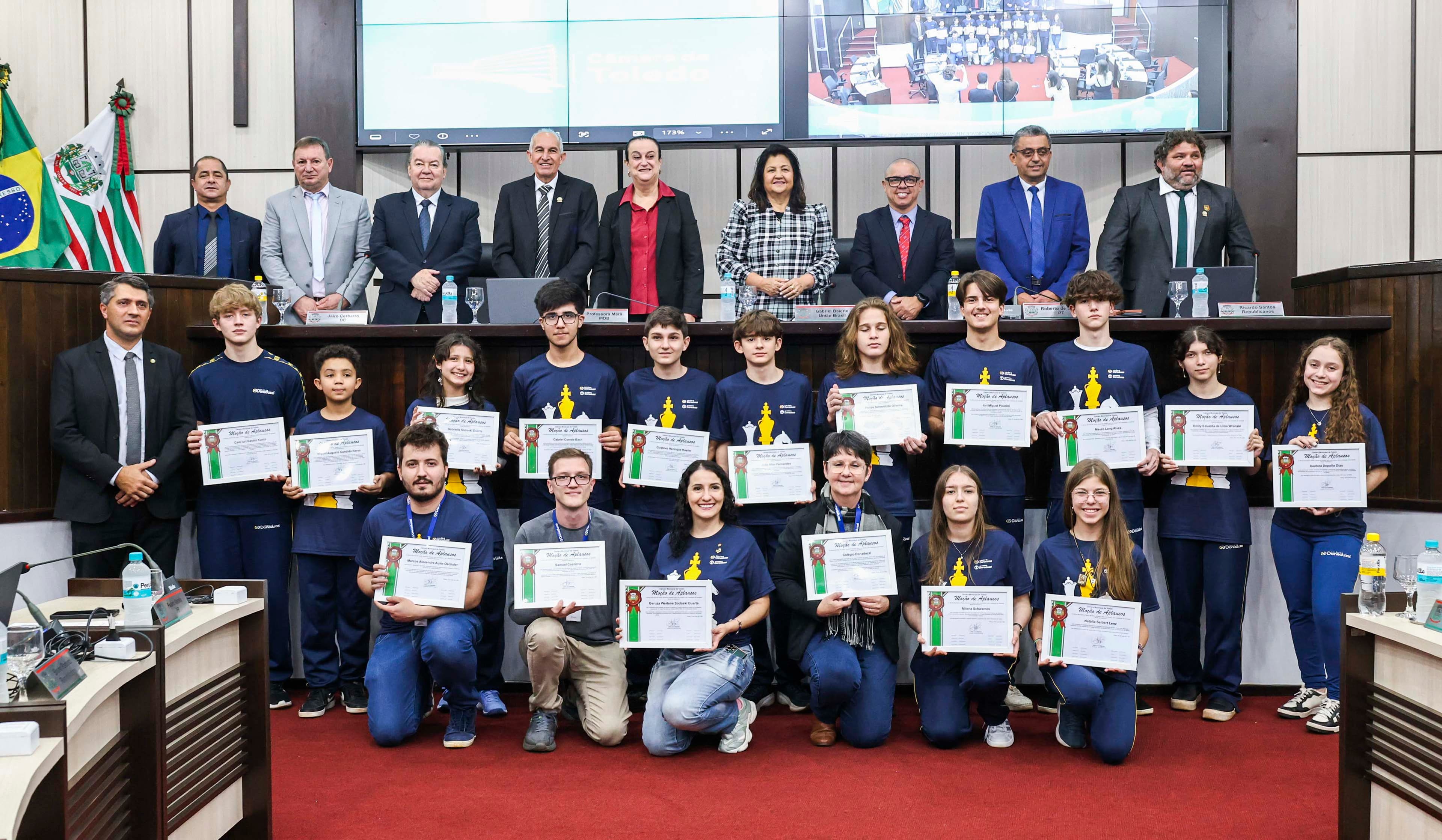 Estudantes do Colégio Donaduzzi recebem moção de aplausos na Câmara de Toledo