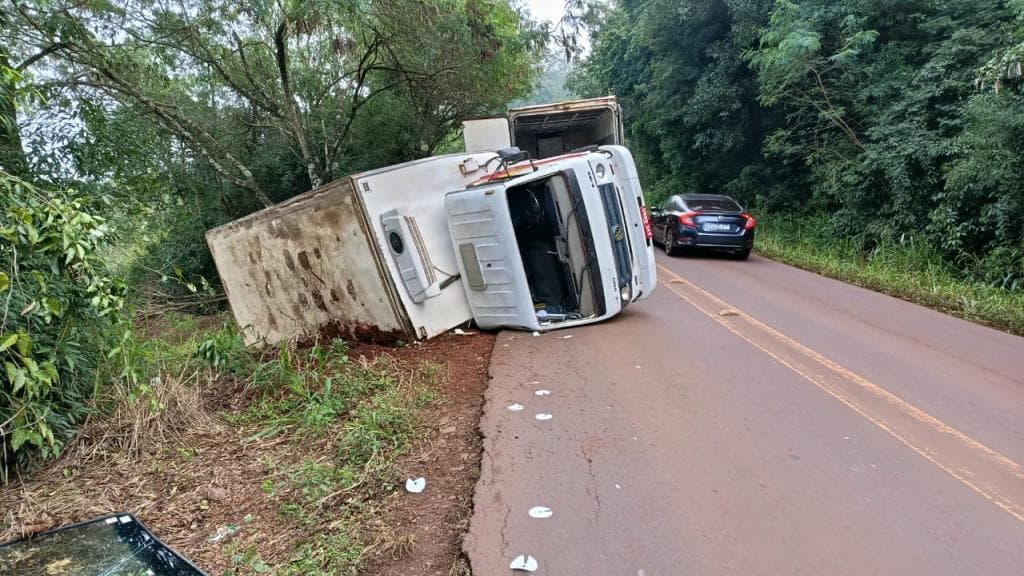 Caminhão tomba na rodovia entre Novo Sobradinho e Vila Nova, em Toledo