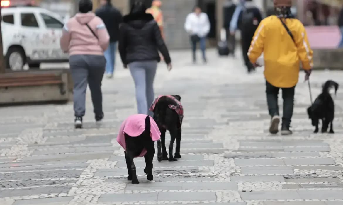 Semana começa com frente fria e chance de tempestade no Sul do País