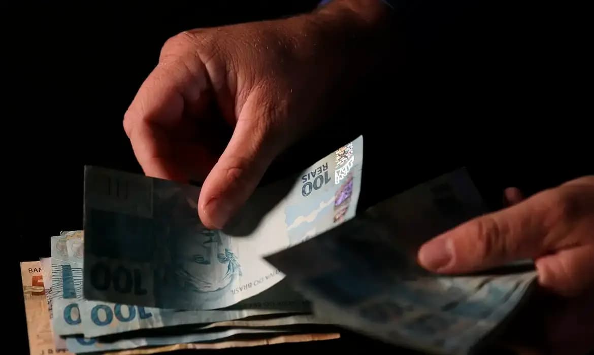 Brasileiros sacaram em abril R$ 482,8 milhões esquecidos em bancos