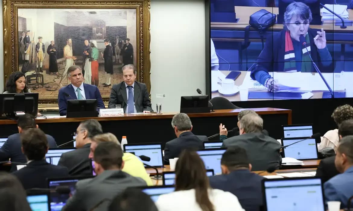 CCJ da Câmara aprova PEC que reduz maioridade penal de 18 para 16 anos