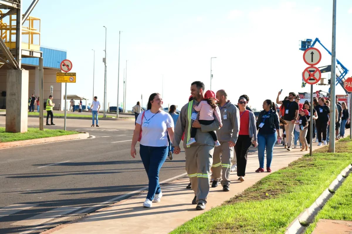 Famílias de trabalhadores da C.Vale visitam indústria da cooperativa