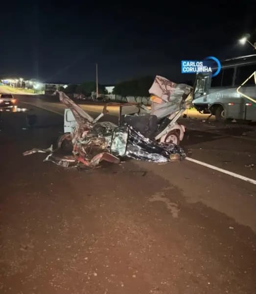 Colisão frontal contra ônibus deixa um morto e Fusca destruído